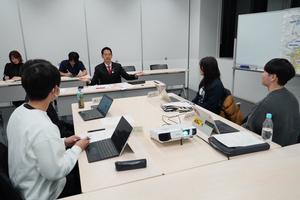 市長と若者会議のメンバーが意見を交わす様子