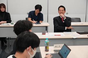 市長と若者会議のメンバーが意見を交わす様子