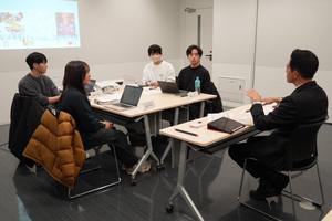 市長と若者会議のメンバーが意見を交わす様子
