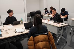 市長と若者会議のメンバーが意見を交わす様子