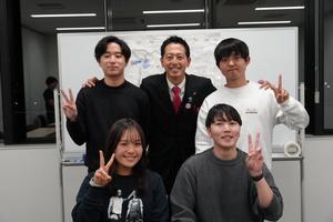 市長と若者会議のメンバーの記念撮影