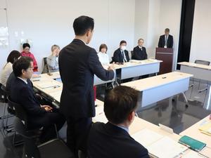 会議の冒頭、挨拶をする市長