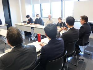 意見が交わされる審議会の様子