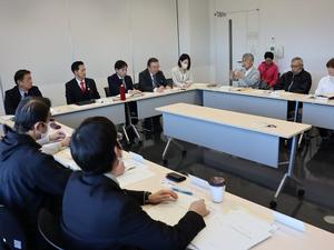 意見が交わされる審議会の様子
