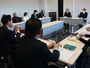 意見が交わされる審議会の様子