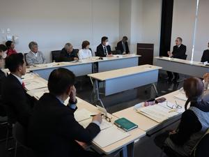 意見が交わされる審議会の様子