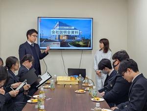 高校生の企業訪問の様子