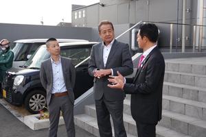 PLネットワークサービス中山社長と話をする市長