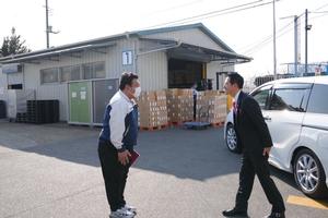 ぺんてる松田課長に挨拶をする市長