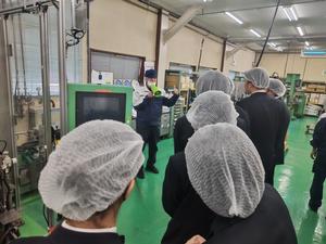 高校生の企業訪問の様子