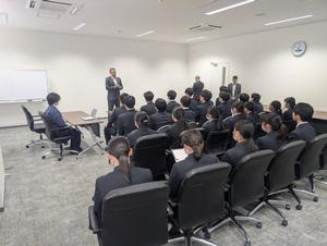 高校生の企業訪問の様子