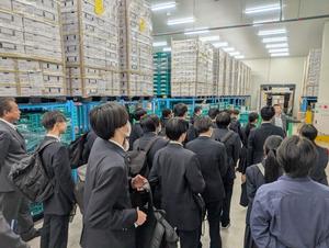 高校生の企業訪問の様子