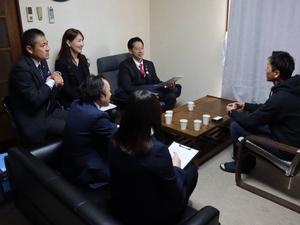 事務所で社長からお話を伺う市長、職員