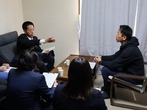 事務所で社長と話をする市長