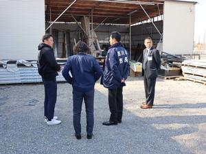 作業場を視察する様子