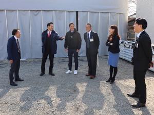 作業場を視察する様子