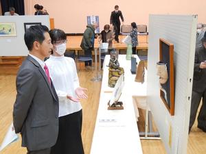 最優秀賞の河井さんに作品の説明を受ける市長