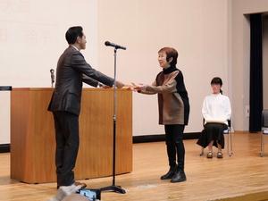 市長が賞状を授与する様子