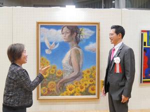 最優秀賞の仲俣さんと作品の前で話をする市長