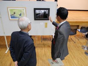 最優秀賞の岡見さんと作品を鑑賞する市長