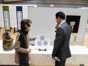 優秀賞の浅田さんに作品の説明を聞く市長