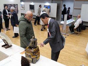 市長特別賞工芸部門大滝さんと作品について語る市長