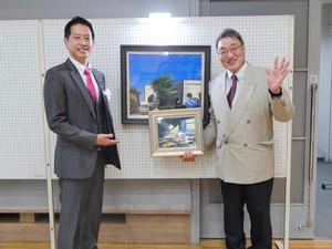 教育長特別賞絵画部門石井さんと作品の前で記念撮影をする市長