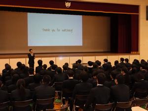 生徒たちの前で話をする市長