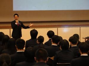 生徒たちの前で話をする市長
