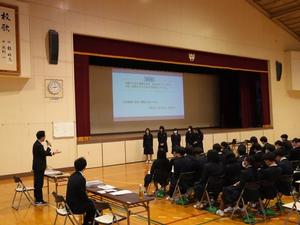 発表にコメントをする市長