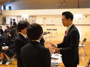 生徒の皆さんと話をする市長