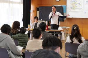 まちづくりについて説明をする市長