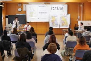 教育行政について説明をする教育長