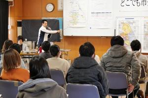 指し棒で市域図を指して説明をする市長