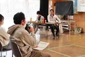 参加者の質問を聞く市長