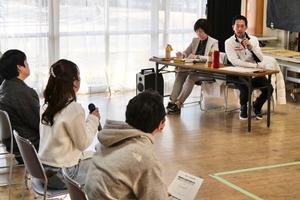 質問に答える市長