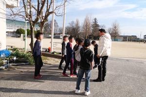 放課後、校庭で遊んでいた児童に声をかける市長