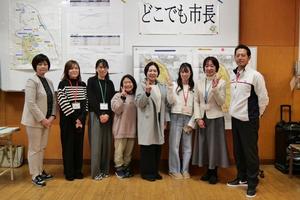 PTAの皆さんと市長、教育長との記念撮影
