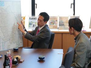 市域図を使って林さんに説明をする市長