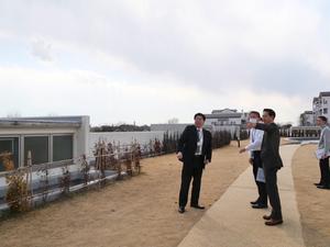おあしすの屋上庭園を視察する市長