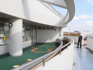 以前整備したちびっ子ゾーンを確認する市長