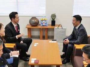 板倉町長と笑顔で会談する市長