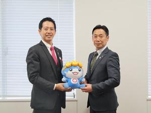 板倉町長といたくらんのぬいぐるみを持って記念撮影をする市長