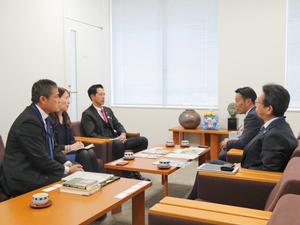板倉町長と会談する市長ら