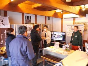 栃木市観光協会の方に挨拶をする市長
