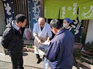店前でご主人とおかみさんから話を聞く市長