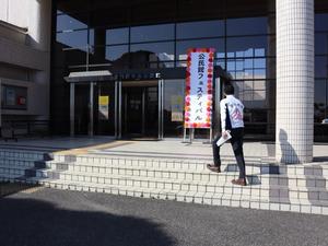 公民館フェスティバルの看板が掲げられた入口に向かう市長