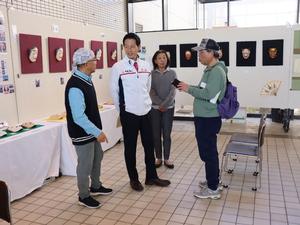 会場の方々とコミュニケーションをとる市長