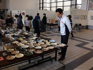 陶芸作品を鑑賞する市長