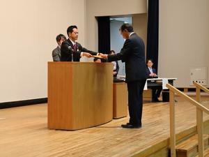 表彰状を授与する市長